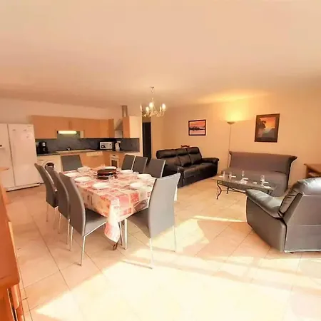 Familial Au Centre Du Village - Campanule *