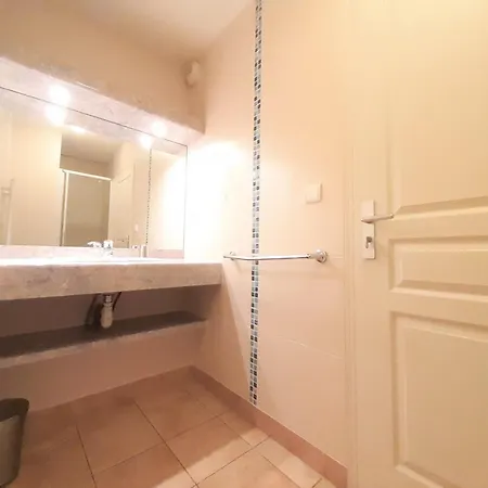 Familial Au Centre Du Village - Campanule Apartment