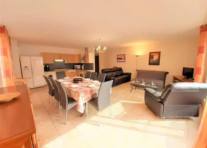 Familial Au Centre Du Village - Campanule *